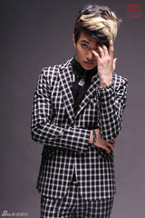 组图：至上励合金恩圣演绎经典棋盘格显潮范