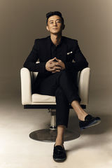 组图：阿楠商务系写真 眼神不羁释放型男魅力