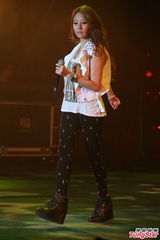 组图：苏永康出席慈善演唱会 中年肚腩发福