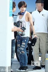 组图：韩团SHINee清凉潮装现身机场赴新