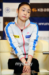 组图：金妍儿2日上午返韩 粉丝热情接机