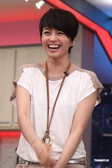 组图：梁咏琪婚后厨艺涨 自曝为老公学包饺子