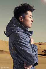 组图：朱雨辰沙漠写真酷对风云变幻