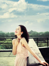 组图：江一燕性感娇艳姿态登杂志封面