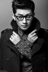 组图：金志文拍硬朗写真 尽显帅气英伦风