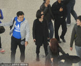 组图：姚贝娜黑装亮相上海 一路闲聊笑容不止