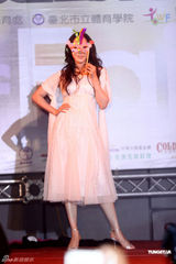 组图：许慧欣梁文音携手做公益 为失亲儿献爱心 