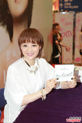 组图：陈慧娴签名会自曝正减肥个唱将跳舞