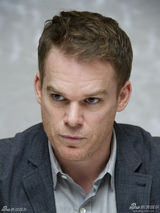 组图：丹尼尔为《杀死汝爱》拍写真 抿嘴卖萌