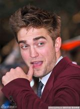 幻灯图：暮光3首映星光璀璨 帕丁森与粉丝玩合影  