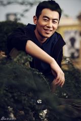 高清组图：朱亚文全新写真 动感时尚挥洒肆意青春