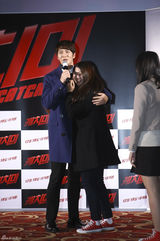 独家：金亚中朱元宣传新片 与观众互动送拥抱