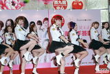组图：少女组合SuperGear握手会秀美腿引宅男