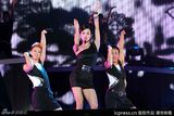 组图：谢霆锋献唱演唱会 蔡依林露胸垫上下走光