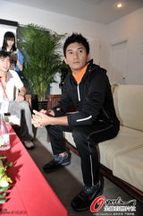 组图：吴奇隆现身中网与李娜合影 四爷吐舌卖萌