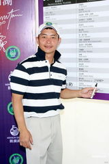 组图：任达华李小双同场出席高尔夫球赛