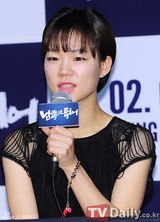 组图：《南方大作战》试映 吴妍秀身着红裙出席