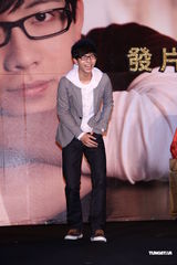 组图：胡夏趁胜追击推新辑 戴爱玲为其发片站台