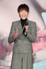 组图：萧敬腾个唱预告有惊喜 嘴含菊花写真抢先曝光