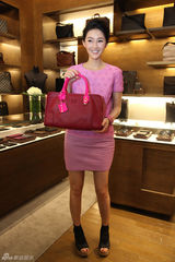 组图：IT GIRL陈燃秀粉色系情结 优雅时尚集于一身