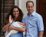 组图：凯特王妃威廉王子抱皇家新生儿亮相