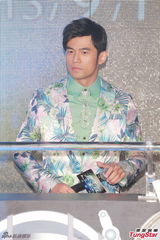 组图：周杰伦带病宣传巡演 花西服帅气抢镜