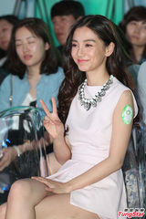 组图：AngelaBaby秀美腿 否认与黄晓明好事将近