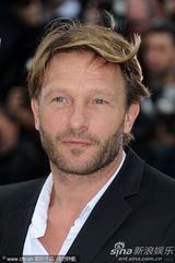 组图：《吸血鬼3D》发布会 托马斯“啃”导演