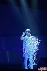 组图：张敬轩个唱上演3D大秀 舞台变身时光机