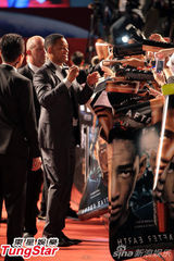 组图：威尔史密斯父子情深 上演“爱的抱抱”