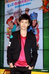 幻灯图：黄晓明赞Angelababy(杨颖)不避嫌 大方承认上海看电影