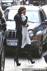 组图：贝嫂踩高跟稳健抱女 小公主包裹严实似蚕宝宝