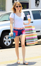组图：艾玛-罗伯茨着T恤热裤尽显青春靓丽
