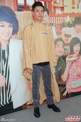 组图：黄宗泽澄清绯闻证单身 与岑丽香拍亲热戏