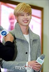 组图：韩星李钟硕助阵公益 金发帅气萌态毕露