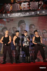 组图：潘玮柏酷装扛枪亮相 对“史泰龙”袭胸