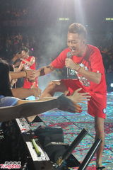 组图：草蜢软硬斗脱衣晒身材 陈奕迅自愧不如