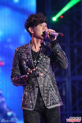 组图：严爵挑战唱跳险破音 林俊杰压轴热舞