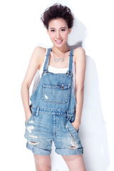 组图：高露夏日写真俏皮可爱 随性装扮展现阳光活力