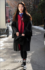 组图：韩国女歌手IU回母校参加高中毕业典礼