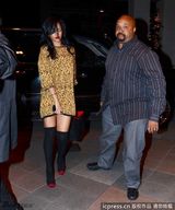 组图：蕾哈娜阴阳头没自信 对狗仔比中指表不满