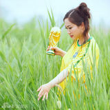 幻灯图：芙蓉姐姐穿巴西队服 捧大力神杯拍写真