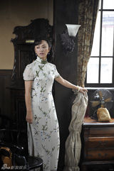 组图：《借枪》热播 罗海琼上演华丽旗袍秀展风姿