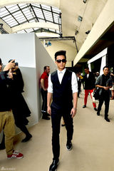 组图：韩庚巴黎看秀 优雅装扮型男魅力尽显