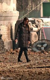 高清图：朱莉现身匈牙利 皮特贴身随行蜜吻秀恩爱