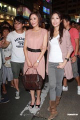 组图：谢天华拍新剧 闹市向杨怡求婚