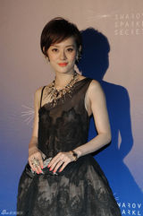 组图：孙俪蕾丝黑裙明艳动人 盼演轻松喜剧