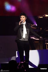 组图：黄小琥萧煌奇香港开唱 叶德娴等众星捧场