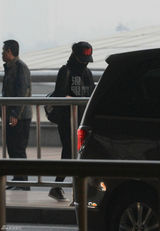 组图：刘若英被传怀孕露孕相 全副武装回京