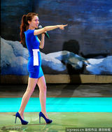 组图：范玮琪性感亮相西安 与海豚亲密互动